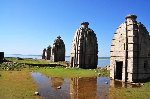 バトゥ・キ・ラディ、古代の水没したヒンズー教の寺院、ヒマーチャル・プラデーシュ州、インド。 - god column dome mountain ストックフォトと画像
