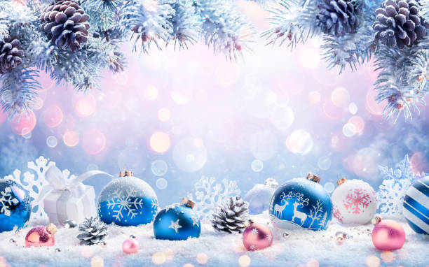 abstract christmas card - blue balls on snow with fir branches and defocused snowfall in background - prenda fotos imagens e fotografias de stock
