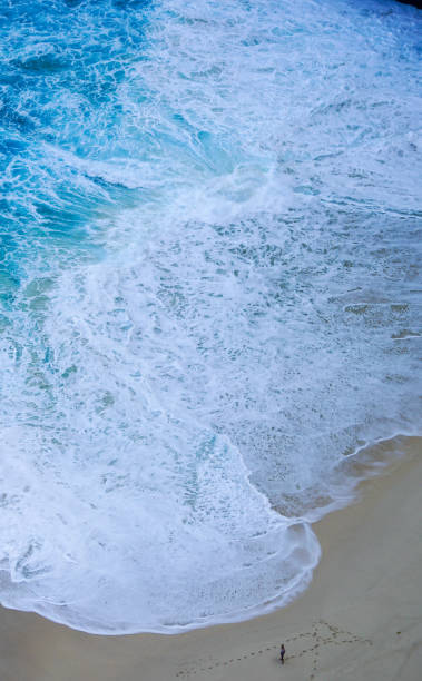 istock Strong waves of Kelingking Beach 1281093261