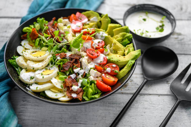 divers plats keto : salade d’œufs - régime cétogène photos et images de collection