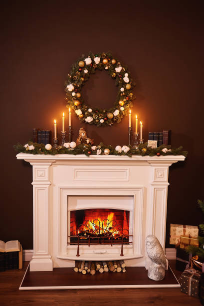 chimenea de navidad, presenta regalos decoraciones - home decorating living room luxury fireplace fotografías e imágenes de stock