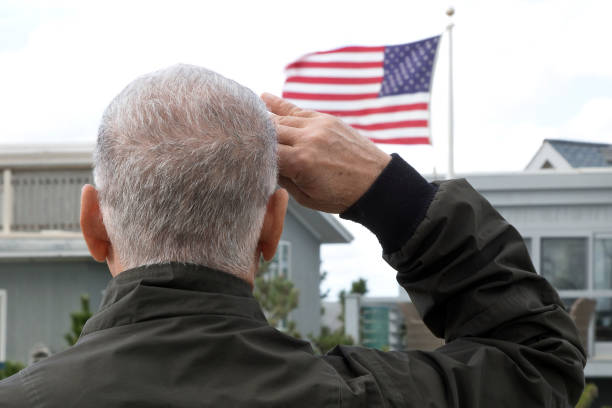 hombre mayor saludando bandera americana - rear view back of head back men fotografías e imágenes de stock