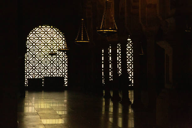 retroilluminazione da mosaico arabo ad arco con pavimento in marmo - church altar indoors dark foto e immagini stock