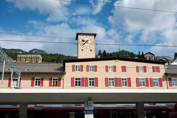 estação de trem saint moritz - rhätische bahn - fotografias e filmes do acervo