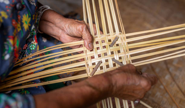 produkty z drewna, produkty step wood, step, thai style, thai style wood, thai style, różnego rodzaju utkane naczynia przy użyciu naturalnego materiału w tradycyjnym stylu w tajlandii. - basket making zdjęcia i obrazy z banku zdjęć