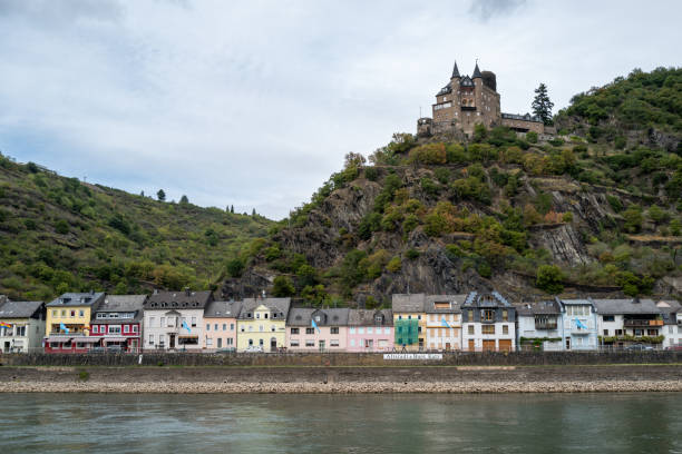 the castle katz in germany - rheinfels imagens e fotografias de stock