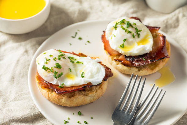 warm homemade eggs benedict - poached egg imagens e fotografias de stock