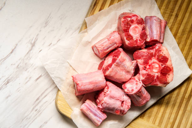 oxtail fleisch schneidebrett - wildrinder stock-fotos und bilder