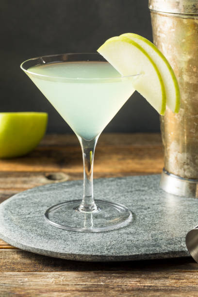 boozy erfrischender appletini cocktail - apple martini stock-fotos und bilder