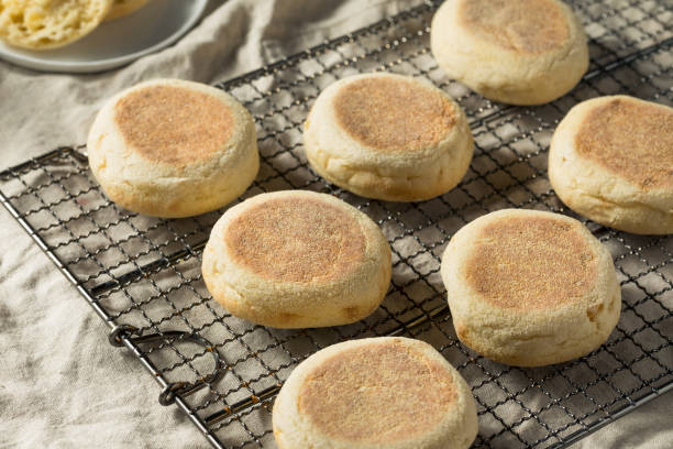 muffins ingleses tostados caseros - muffin fotografías e imágenes de stock
