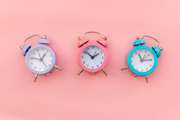 Simply minimal design three ringing twin bell classic alarm clock Isolated on pink pastel background. Rest hours time of life good morning night wake up awake concept. Flat lay top view copy space diseño simplemente minimalista tres timbres de doble campana reloj despertador clásico aislado sobre fondo rosa pastel. horas de descanso tiempo de la vida buenos días por la noche despertar concepto despierto. espacio de copia de vista superior de la p
