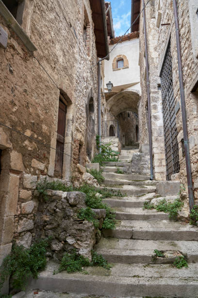 paesaggio urbano di fontecchio , provincia dell'aquila - abruzzo italia - fontecchio foto e immagini stock