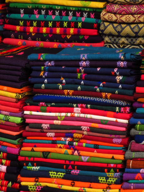 textiles pour longyi traditionnel, ville de yangon, birmanie/myanmar - hofmann photos et images de collection