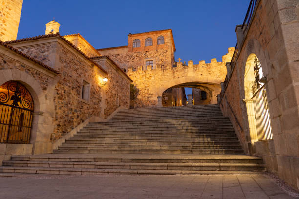 arco de las estrellas en el casco antiguo de caceres, sitio mundial de heritage por la unesco, extremadura, españa. - caceres fotografías e imágenes de stock