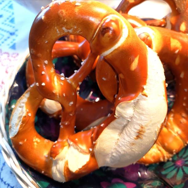 primer plano de un auténtico pretzel/bretzel alemán/bávaro para el oktoberfest o el festival de otoño, celebración navideña o festiva. - pretzel german culture food salt fotografías e imágenes de stock