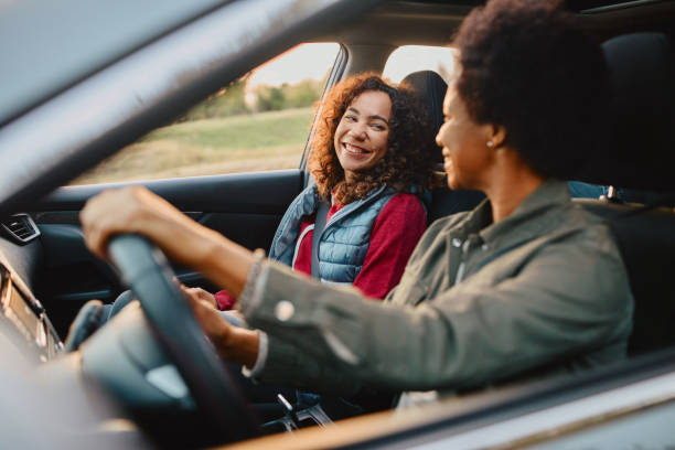 madre e hijos que van de viaje por carretera - lifestyle people families teens fotografías e imágenes de stock