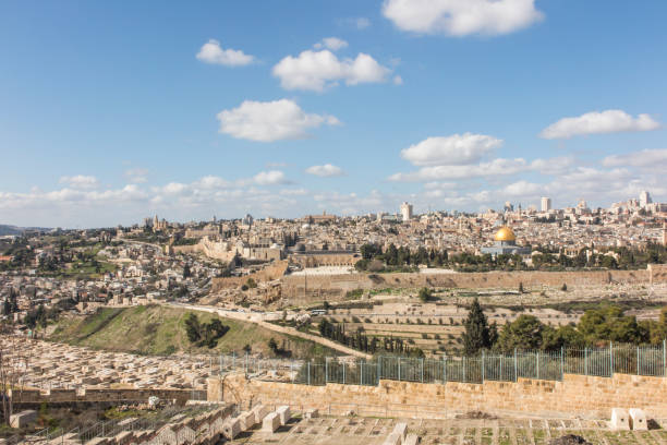 panorama donnant sur la vieille ville de jérusalem, y compris le dôme du rocher et le mur occidental. pris du mont des oliviers. - middle the western wall jerusalem israel photos et images de collection