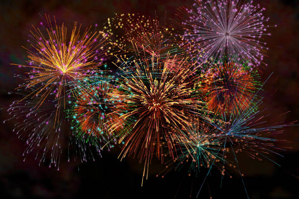 realistische 3d illustratie kleurrijke vuurwerk pyrotechnische nacht donkere hemel met rook op geïsoleerde zwarte achtergrond wallpaper gebruik vieren gelukkig nieuwe jaar 2021 countdown festival verjaardagsfeest - horizontaal fotos stockfoto's en -beelden