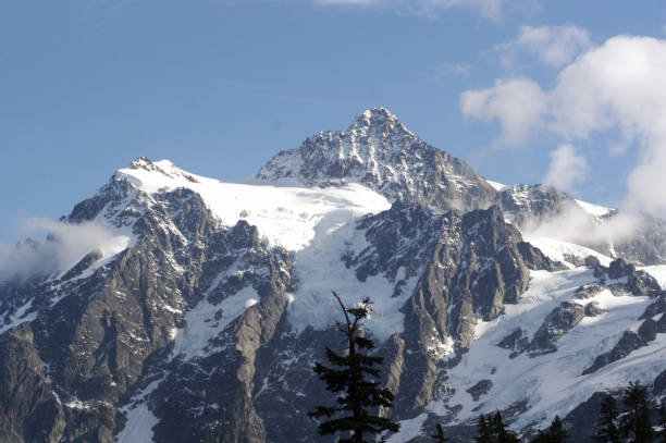 istock Summit Of Mount Shuksan 1281159497