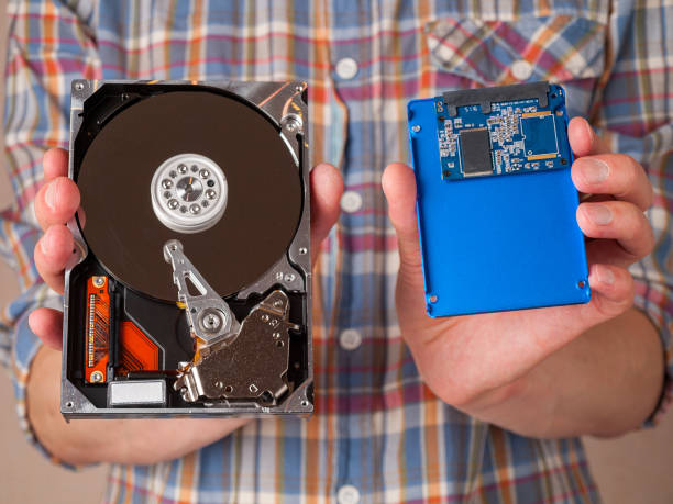 différents types de disques d’ordinateur, de disques durs et de disques ssd de différentes générations, de transfert de données, de vitesse de lecture et d’écriture - computer bug flash photos et images de collection