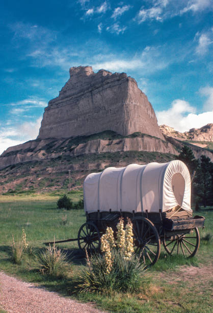 scotts bluff nm - bluff & covered wagon - 1981 - 1981 fotografías e imágenes de stock