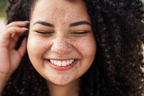 ragazza sorridente con i capelli ricci - lentiggine foto e immagini stock