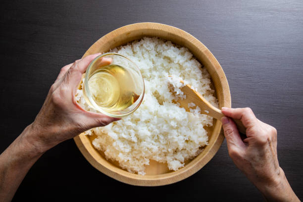 ricetta per sushi inari, un piatto tradizionale giapponese fatto in casa - vinegar foto e immagini stock