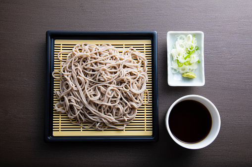 Boil the soba noodles, chill them in water, and soak them in soy sauce soup stock to eat.