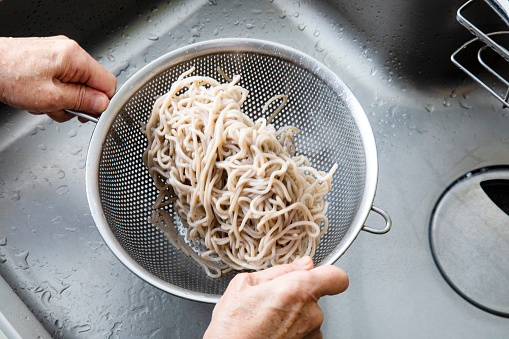 Boil the soba noodles, chill them in water, and soak them in soy sauce soup stock to eat.