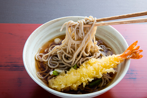 Eat boiled soba with warm soy sauce