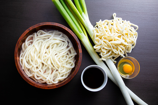 Boiled udon noodles\nEat with soy sauce sauce