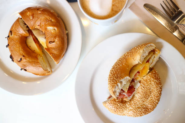 bagels et café - petit déjeuner concept - bagel coffee morning breakfast photos et images de collection