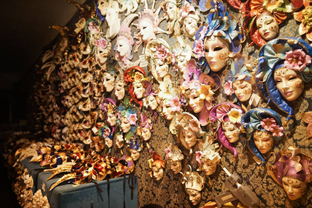 máscaras de carnaval veneziana penduradas na parede - mardi gras close up veneto italy - fotografias e filmes do acervo