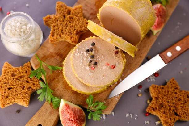 foie gras con fico fresco e pan di zenzero - foie gras goose meat liver pate foto e immagini stock