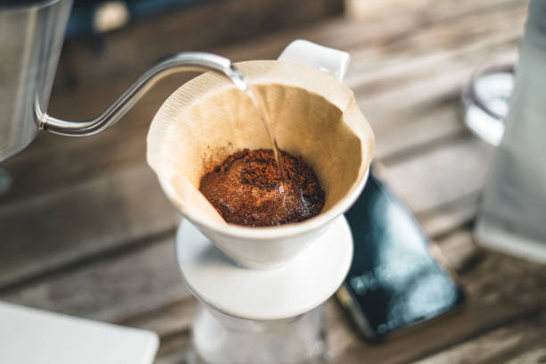 barista dripping coffee and slow coffee bar style drip coffee - pouring coffee liquid coffee bean imagens e fotografias de stock