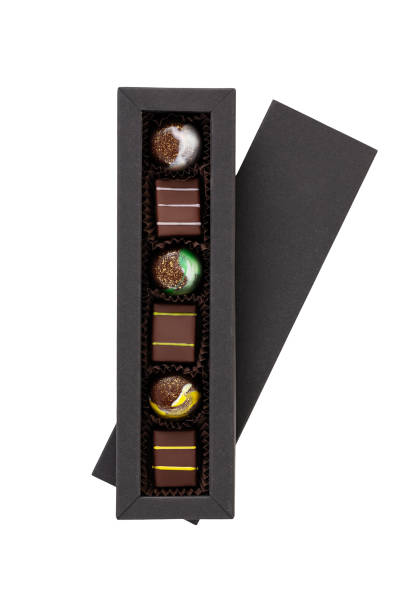 conjunto de caramelos de chocolate coloridos en caja aislados sobre fondo blanco - craft chocolate candy black box fotografías e imágenes de stock