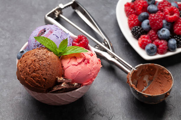 helado de bayas, vainilla y chocolate - gourmet waffle raspberry berry fruit fotografías e imágenes de stock
