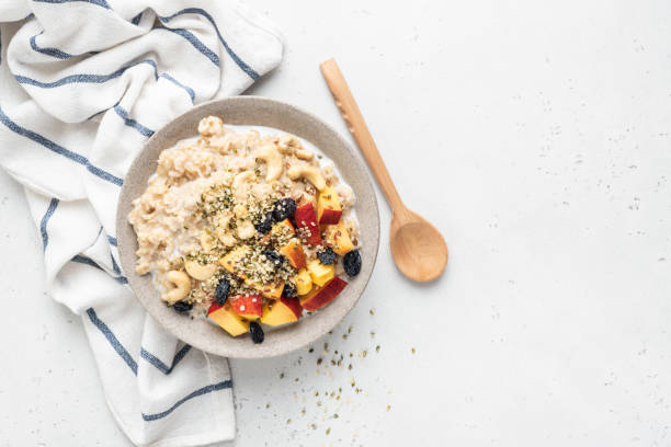 フルーツ種子レーズンと健康的なオートミールボウル - oatmeal porridge dried fruit bowl ストックフォトと画像