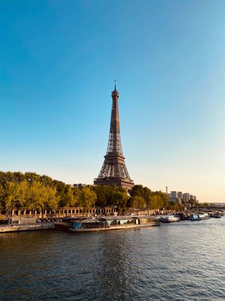 la tour eiffel - architecture travel destinations vertical outdoors photos et images de collection