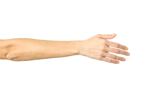 Mano de mujer con manicura francesa gestando aislada sobre fondo blanco. Parte de la serie photo