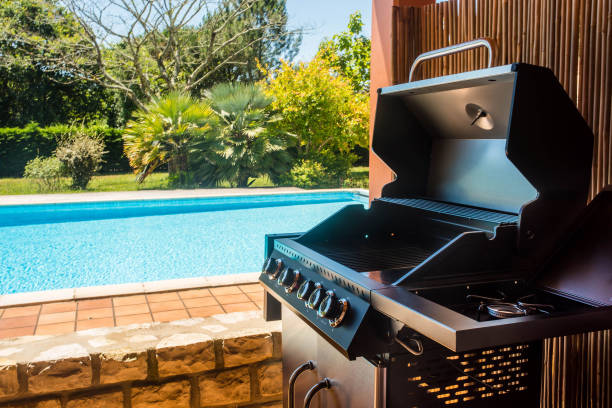 barbacoa o plancha junto a la piscina - pool hall fotografías e imágenes de stock