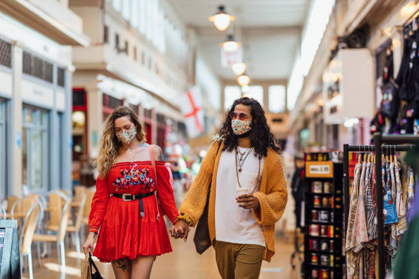 couples de hipster marchant par un marché - disposable cup coffee shopping friendship photos et images de collection