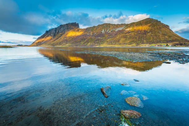 vista da ilha vestvagoya no arquipélago de lofoten na noruega, escandinávia - vestvagoy - fotografias e filmes do acervo