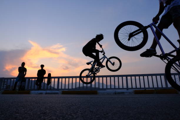 radfahrer jungen fliegt - bmx stock-fotos und bilder