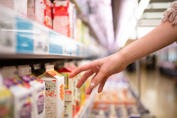 frauenhände einkaufen im supermarkt - drinkware stock-fotos und bilder