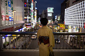 japanische-frau-in-gelben-kimono-stehend-in-dernachtstadt.jpg?b=1&s=170x170&k=20&c=E-2nj6f0HU_f8_CigT5BDVic-FUE7kVkyeagcPjAdg4=
