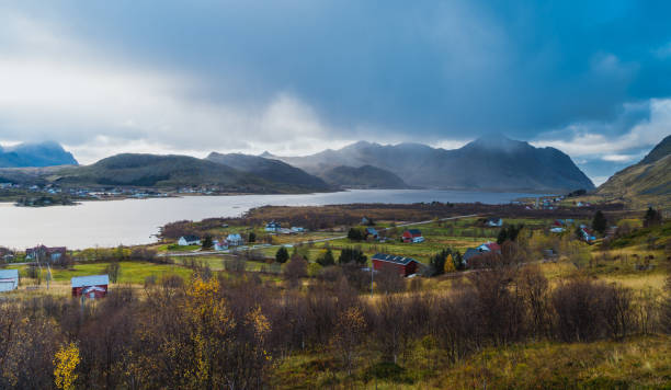 panorama de bostad na ilha de vestvågøya no arquipélago de lofoten na noruega, scnadinavia - vestvagoy - fotografias e filmes do acervo