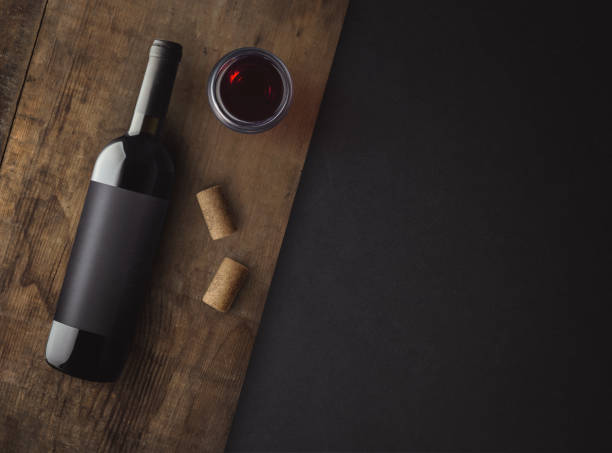 오래된 보드에 라벨이 붙은 레드 와인 1병. 와인과 코르크 한 잔. 와인 병 모형. - bottle wine red blank 뉴스 사진 이미지