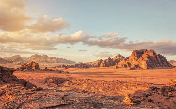 roter mars wie landschaft in wadi rum wüste, jordanien, wurde dieser ort als set für viele science-fiction-filme verwendet - wüste stock-fotos und bilder