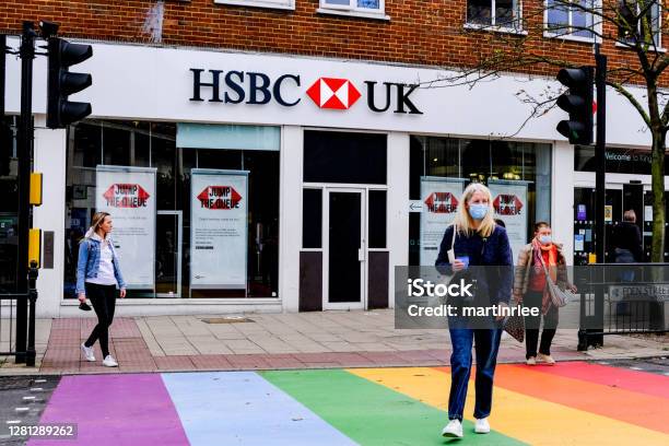 Warga Melintasi Jalan Pelangi Yang Melintasi Cabang Bank Hsbc Selama Covid19 Foto Stok - Unduh Gambar Sekarang